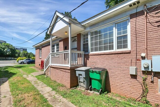 Building Photo - 2BD/1BA Duplex in Southend