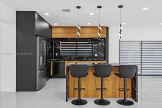 Building Photo - 19511 NE 18th Pl