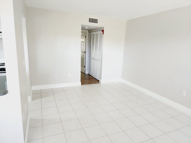 Foto del edificio - 1001 77th Ave N