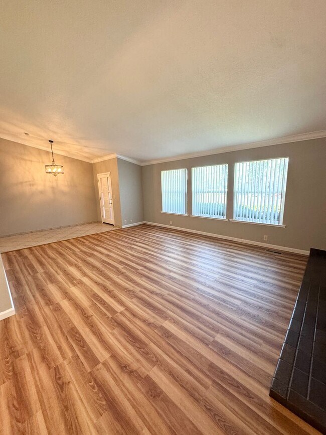 Foto del edificio - THREE BEDROOM TWO BATH  HOME in the Pocket/Greenhaven Area SEE VIDEO