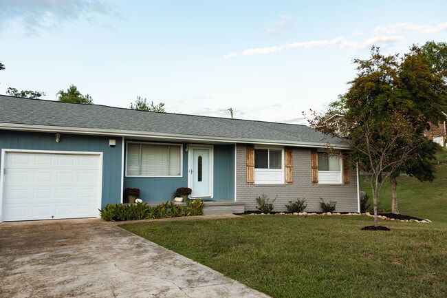 Building Photo - 417 Forest Glen Dr