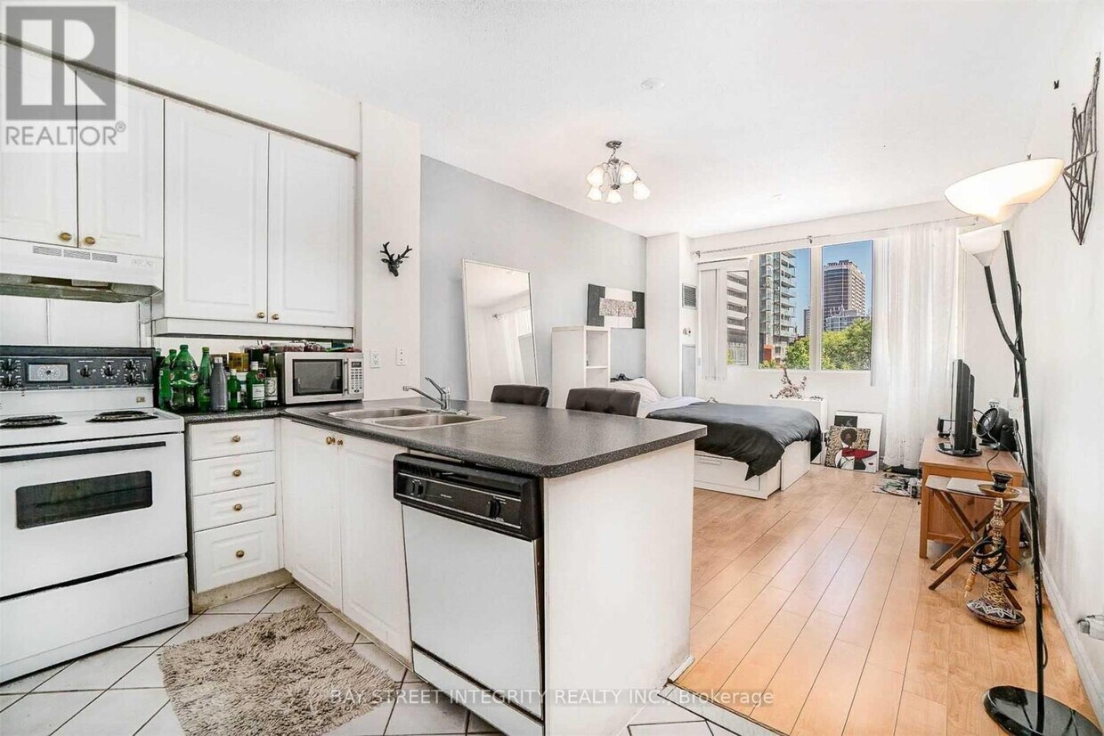 Primary Photo - 555 Yonge St