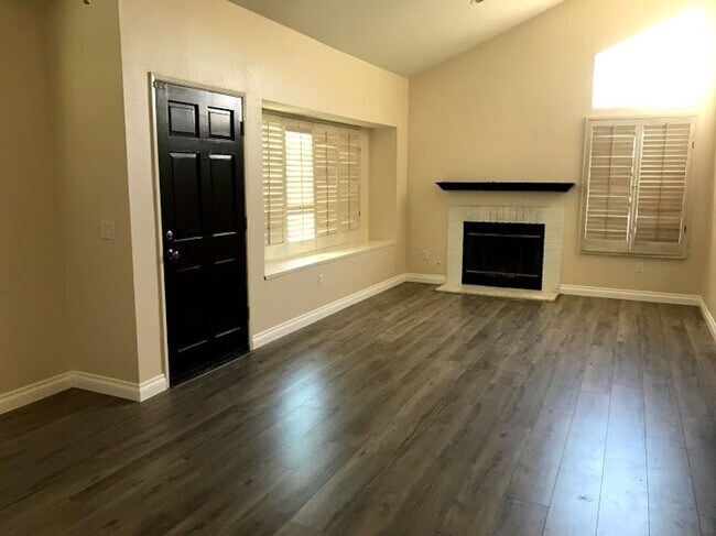 Building Photo - Remodeled 4 Bed, 3 Bath Home in North Esco...