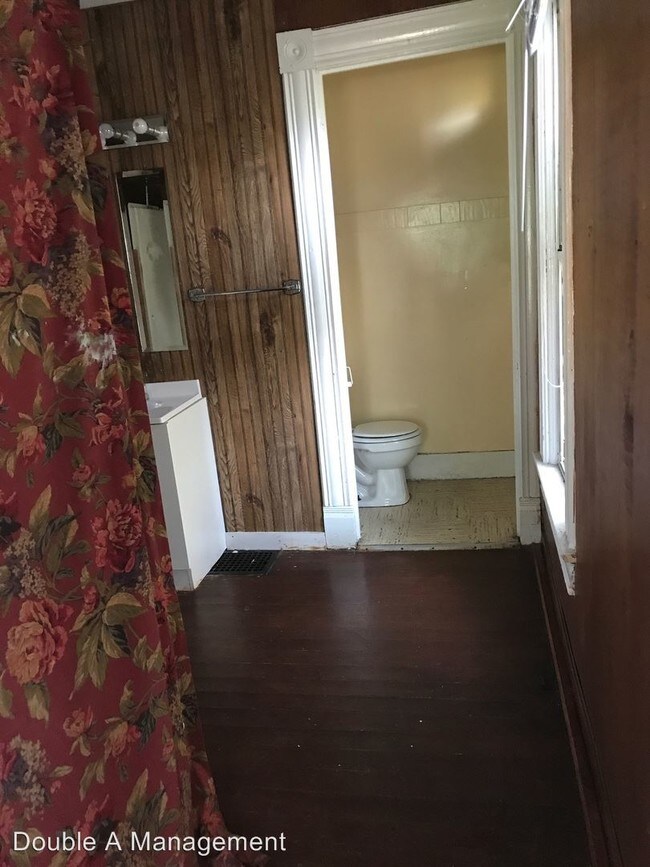 Building Photo - 4 br, 1 bath House - 527 Center St
