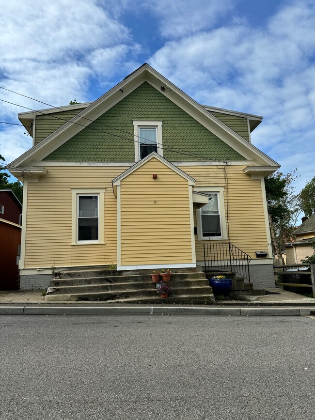Building Photo - 33 School St