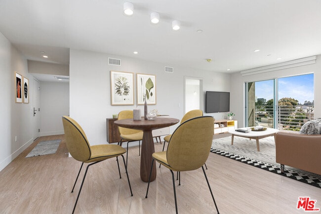 Foto del edificio - 11837 Mayfield Ave