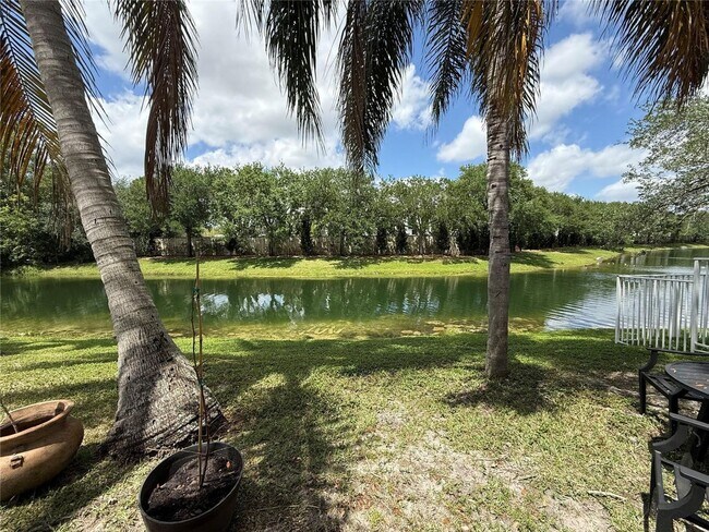 Foto del edificio - 4965 SW 153rd Ave