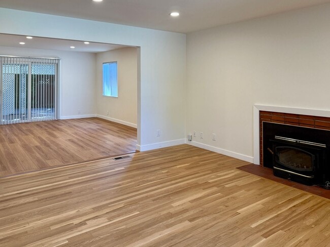 Building Photo - Bright and Spacious 4 Bedroom, 2 Bath Sing...