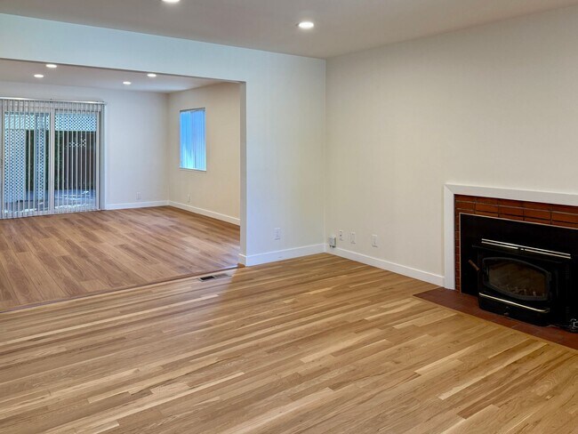 Foto del edificio - Bright and Spacious 4 Bedroom, 2 Bath Sing...