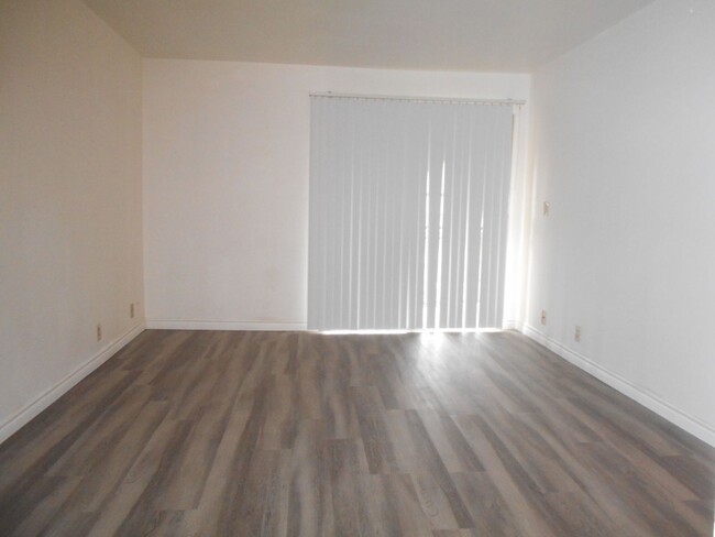 Building Photo - Charming 1 Bedroom Condo