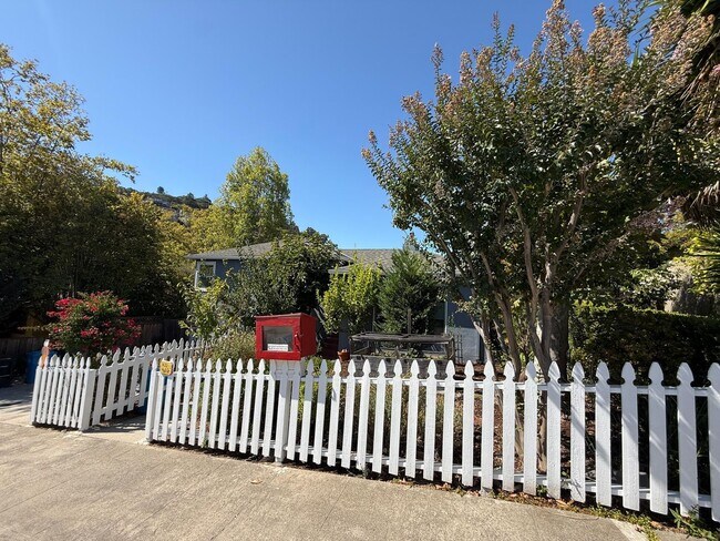 Foto del edificio - Spacious 5BD/2BA Home in San Carlos with S...