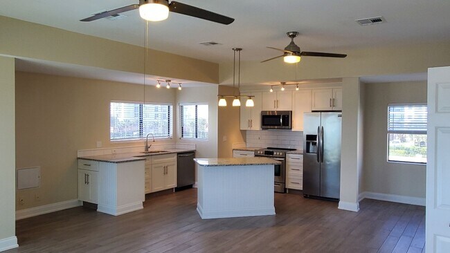 Foto del edificio - Oceanfront Poolside 2/2 Condo