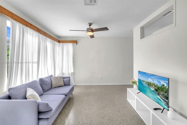 Foto del edificio - 1381 NE 152nd St