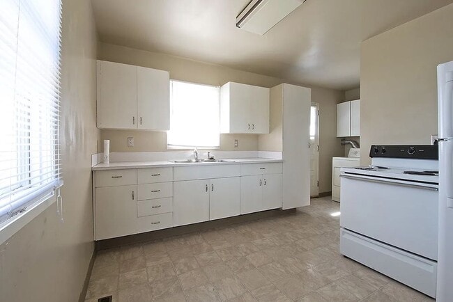 Building Photo - 3 Bedroom House!