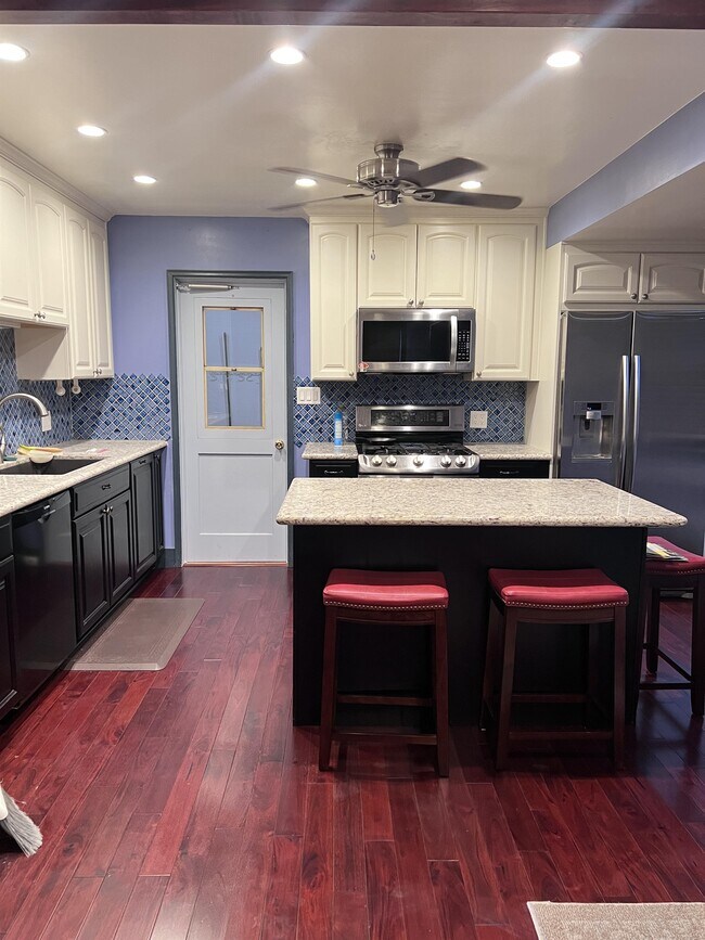 Foto del edificio - 6121 Kerch St