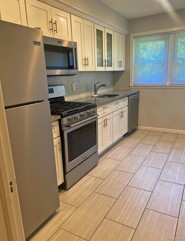 Foto del edificio - 49-16 Douglaston Pkwy