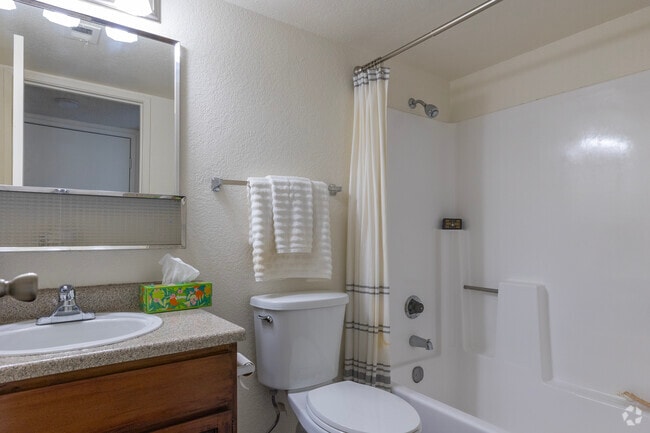 1 BD, 1 BA - 720SF - The Reserve