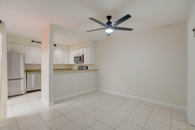 Building Photo - 904 9th Ct