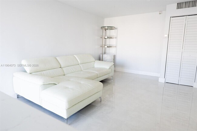 Foto del edificio - 17021 N Bay Rd