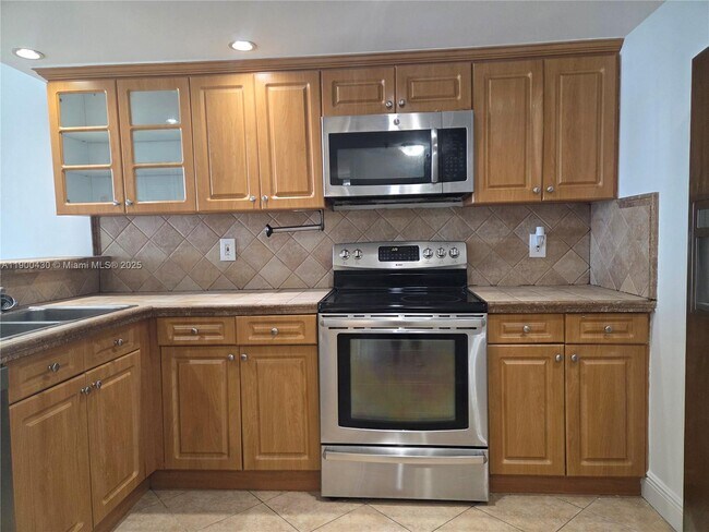 Foto del edificio - 5880 Collins Ave