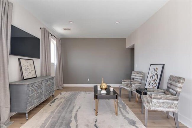 Building Photo - Amazing 2 bd 2.5 bath 2200 Sq ft breathtak...