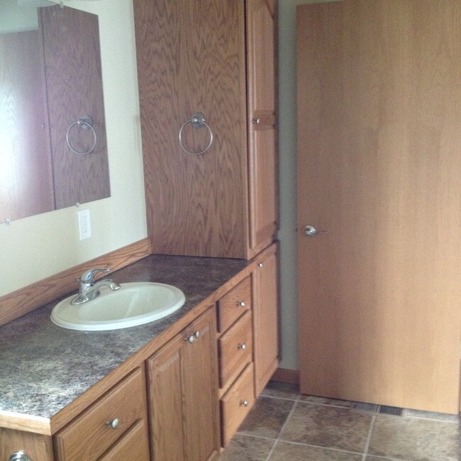 Building Photo - **$300.00 Off 1st Month Rent**3  Bed/2 Bat...