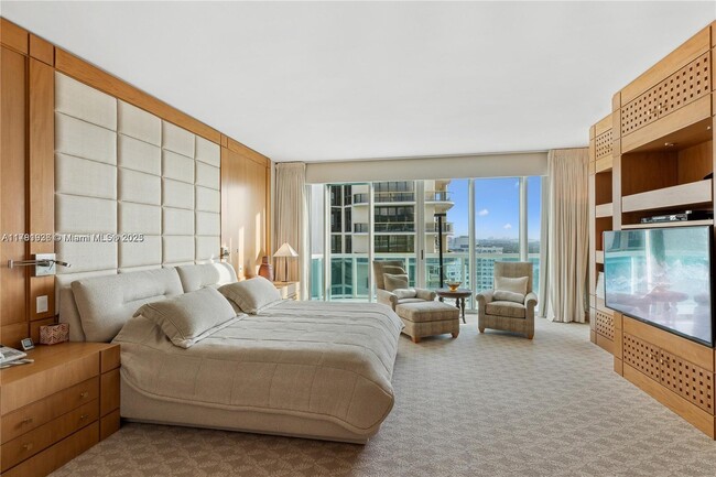 Building Photo - 10101 Collins Ave