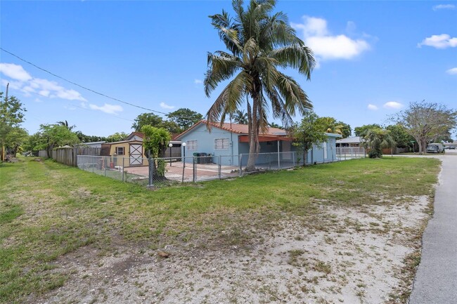 Building Photo - 6895 Southwest 39th Street, Miami, FL 3315...