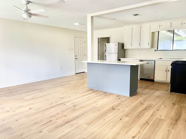 Building Photo - 545 Highland Park Dr
