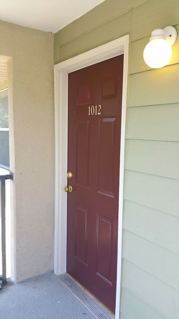 Building Photo - FOR RENT 3 Bedroom 2 bathroom upper floor ...