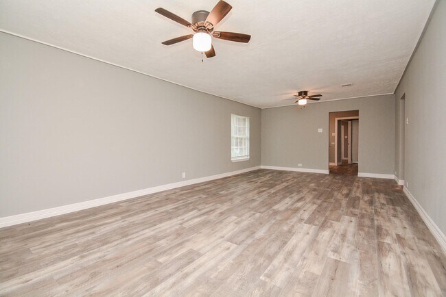 Building Photo - 14631 Renault St