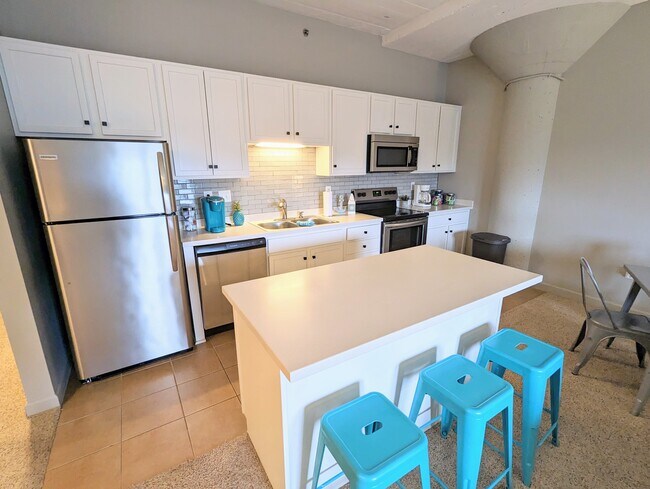 Building Photo - 401 W Shoreline Dr