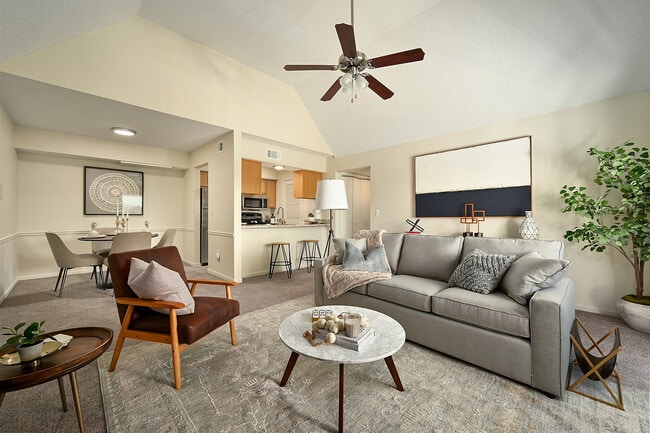 Riviera II - Sala de estar - Hunter's Pointe Apartments