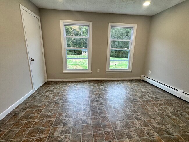 Foto del edificio - 228 Purdy Hill Rd