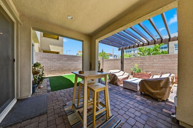 Building Photo - Move-In Ready Summerlin Gem with Courtyard Entry
