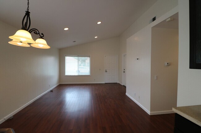 Foto del edificio - Gorgeous 2/Bed, 2/Bath Home in Simi Valley!