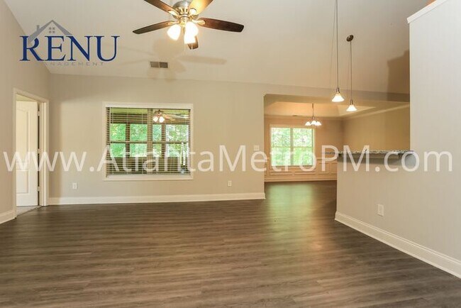 Building Photo - Now Available! 3 bedroom 3 bath!