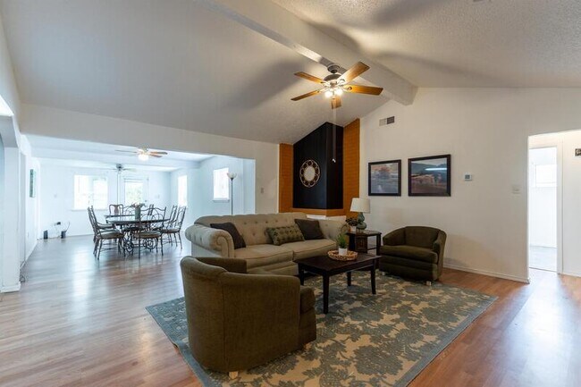 Building Photo - 1419 Winderemere Dr