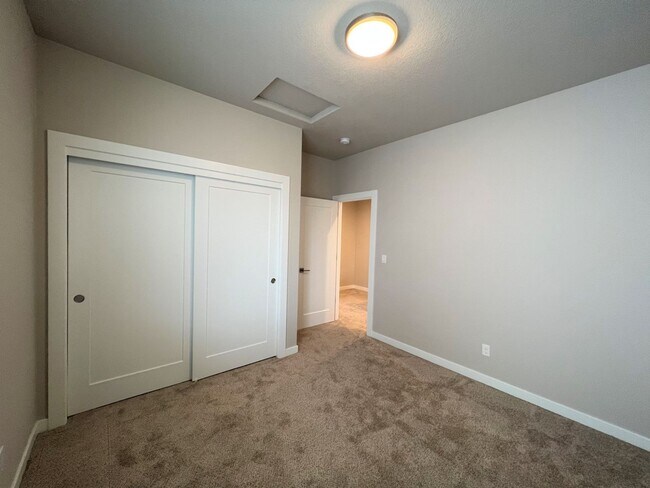 Foto del edificio - REMAINDER of August Rent FREE - PRISTINE T...
