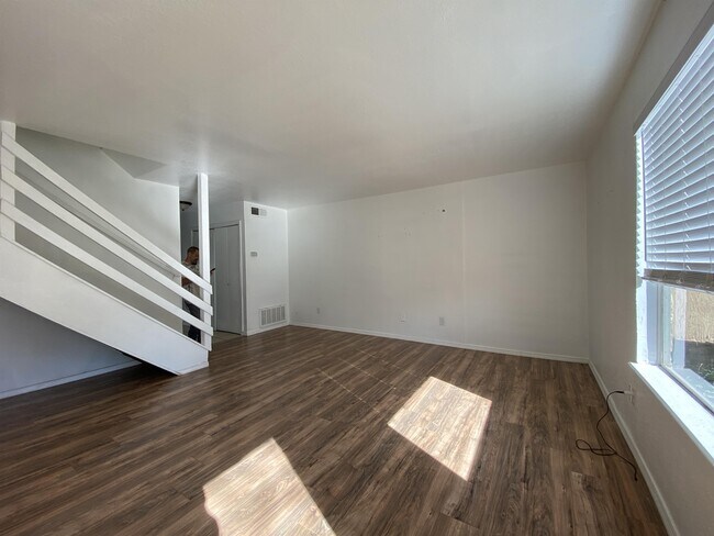 Building Photo - 500 Sinclair Dr