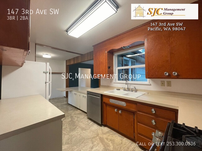 Building Photo - 147 3rd Ave SW