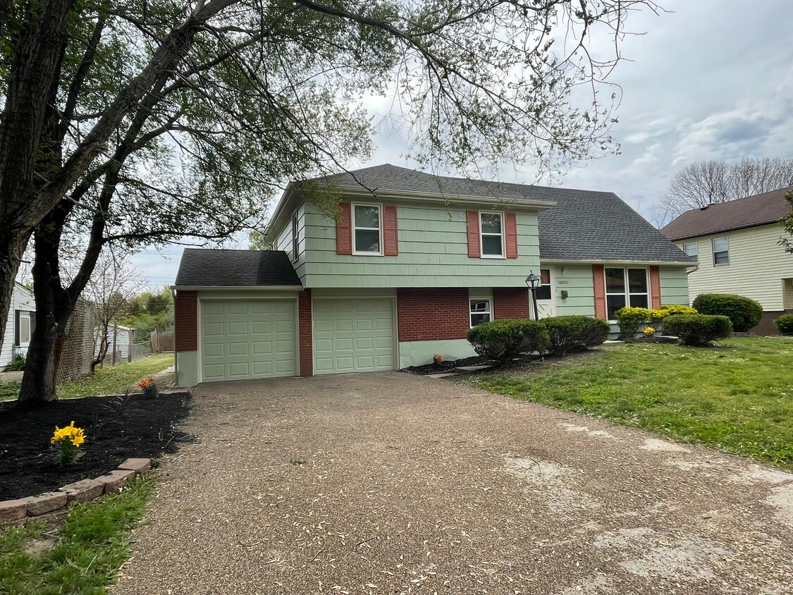 13201 Donnelly Ave, Grandview, MO 64030 House Rental in Grandview, MO