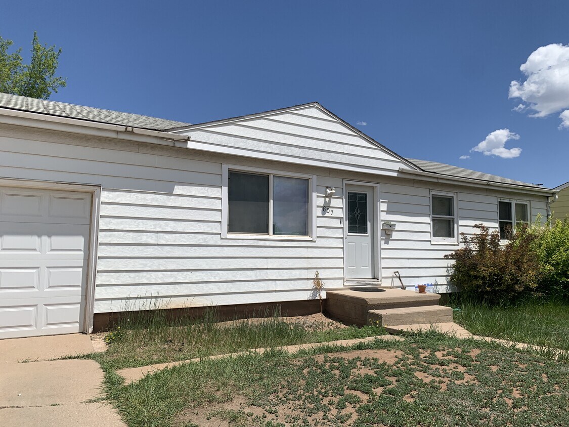 Foto principal - 807 E Reynolds St