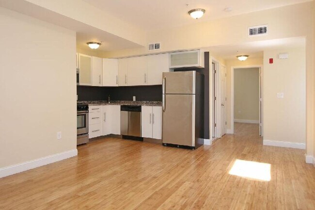 Foto del edificio - GORGEOUS 5 BED IN EAST BOSTON!!!