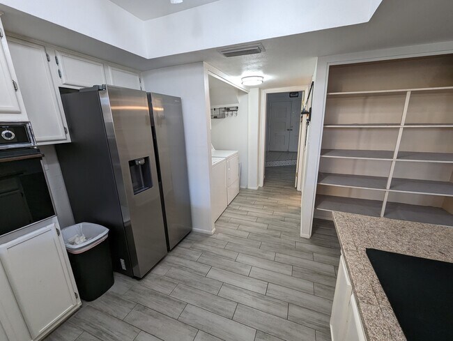 Building Photo - 1618 E Dunbar Dr