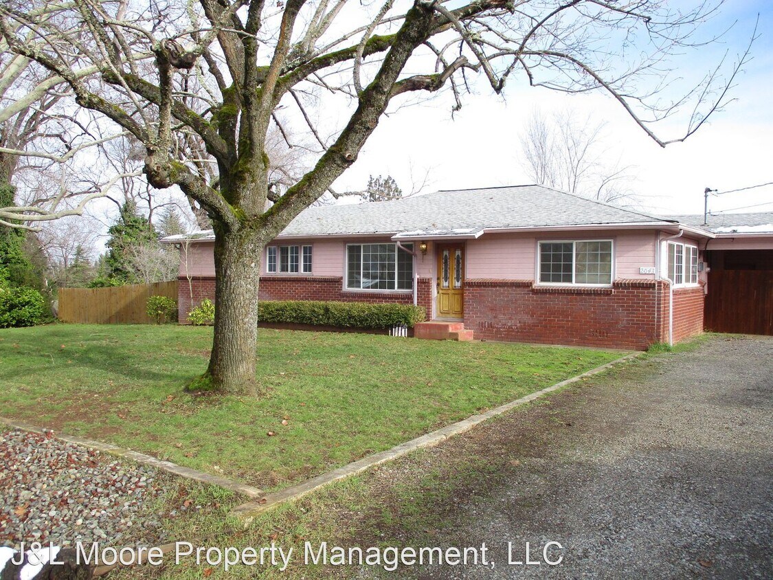 2 br, 2.5 bath House 2043 Magnolia Ave House Rental in Medford, OR
