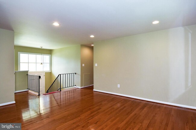 Building Photo - 2453 Villanova Dr