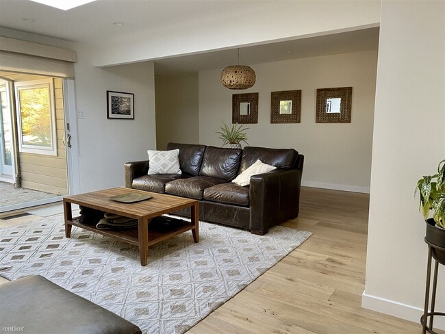 Building Photo - 5 br, 3.5 bath House - 120 Van Tassel Court