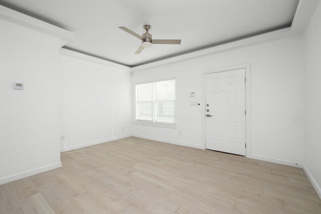 Building Photo - 901 E Yuma Ave