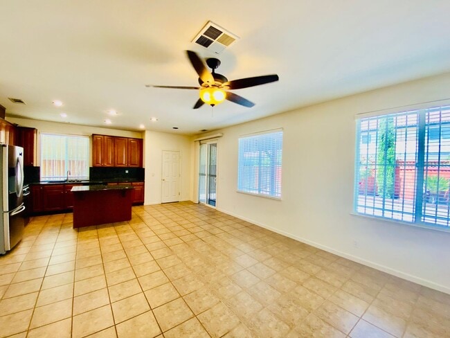 Foto del edificio - REDUCED!!  Huge 5 Bedroom 3 Bath Home Clos...